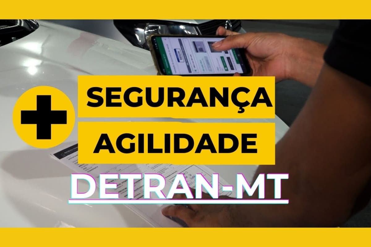 Pessoa usando app do DETRAN-MT por segurança e agilidade.