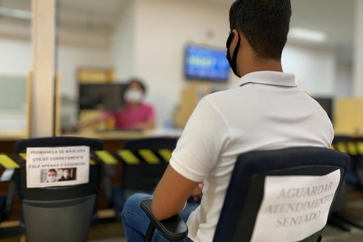 Homem aguardando atendimento em local público.