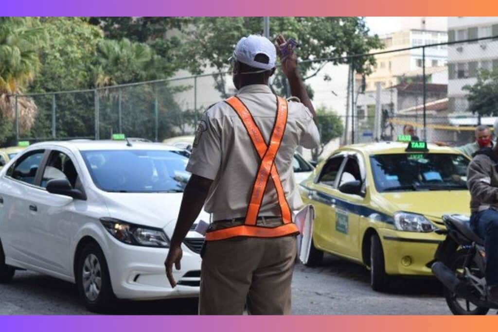 Agente de trânsito orientando carros na rua.