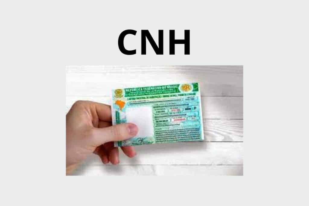 Mão segurando uma Carteira Nacional de Habilitação (CNH).