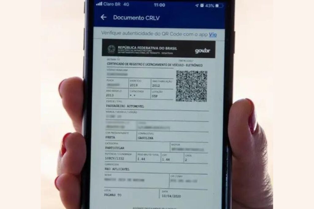 Smartphone exibindo documento veicular digital CRLV.