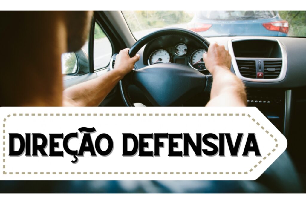 Motorista praticando direção defensiva ao volante.