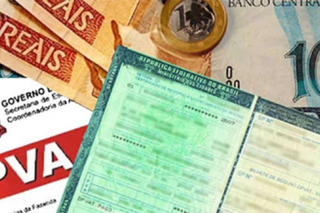 Dinheiro, moedas e documentos brasileiros.