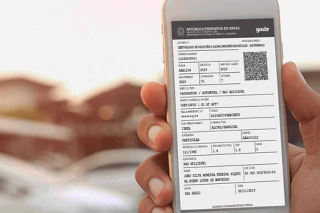 Mão segurando celular com CRLV digital.