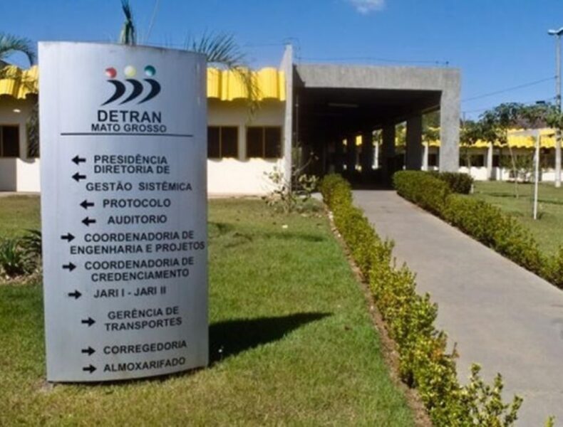 Entrada do DETRAN Mato Grosso com totem de sinalização.