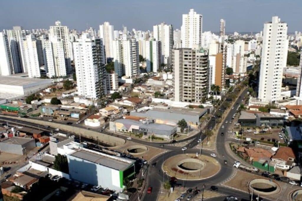 Vista aérea de cidade com prédios e rotatórias.