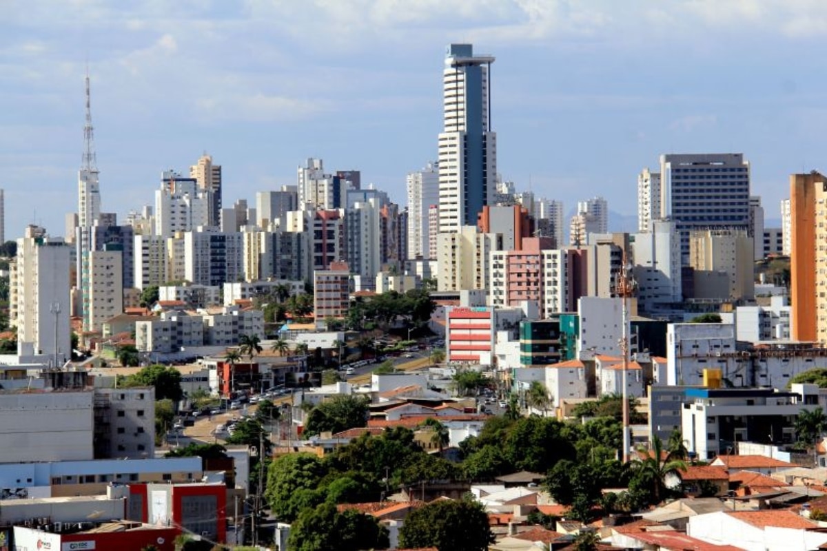 Vista aérea urbana com prédios sob céu azul.