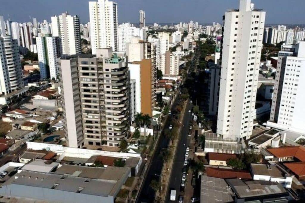 Vista aérea de cidade com prédios altos e ruas.