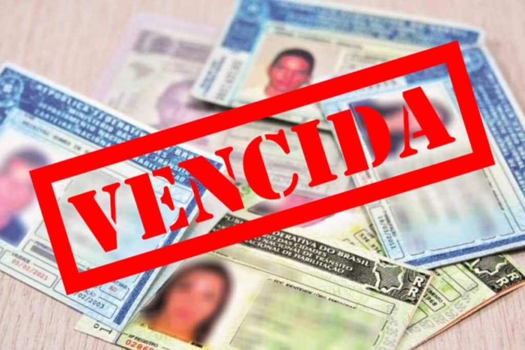 Identificação e dinheiro marcados com "VENCIDA".