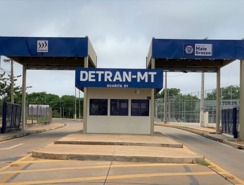 Guarita do DETRAN-MT com céu nublado.