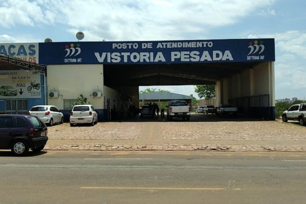 Posto de vistoria veicular DETRAN atividade diurna.