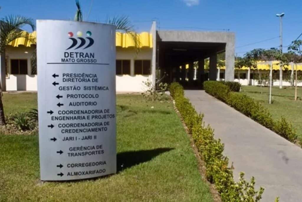 Sede do DETRAN Mato Grosso com totem indicativo.