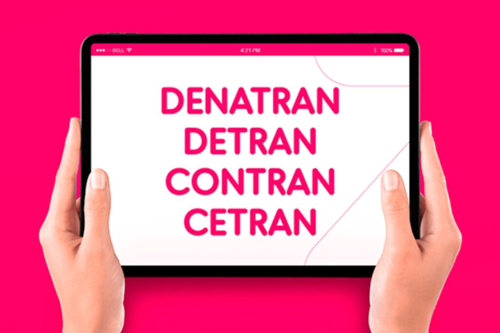 Tablet exibindo siglas trânsito Brasil: DENATRAN, DETRAN, CONTRAN, CETRAN.