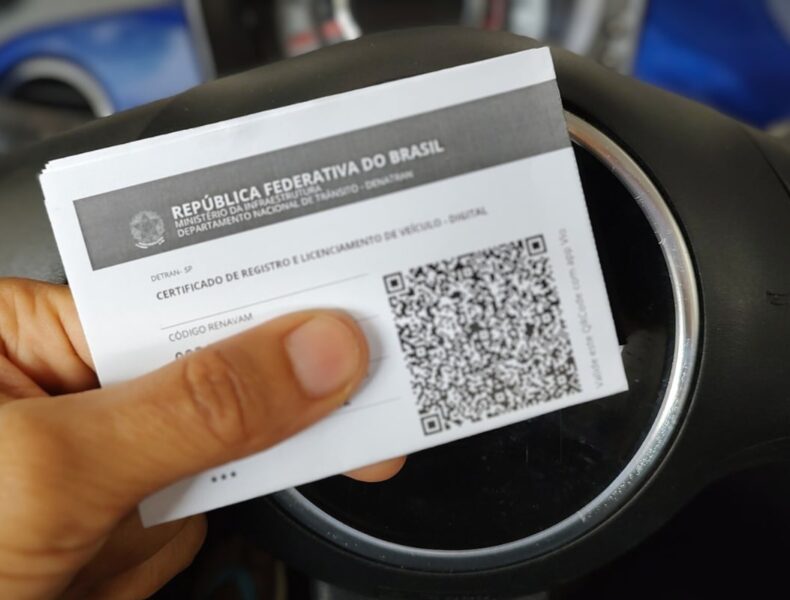 Documento veicular brasileiro com QR code.