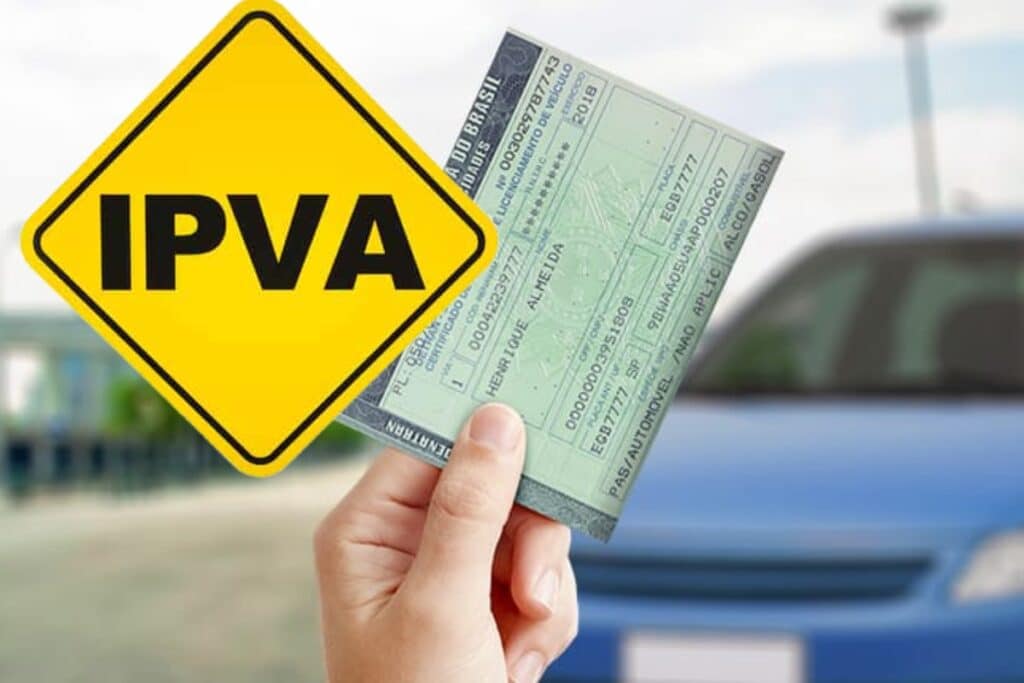 Placa de IPVA e CRLV na frente de carro.