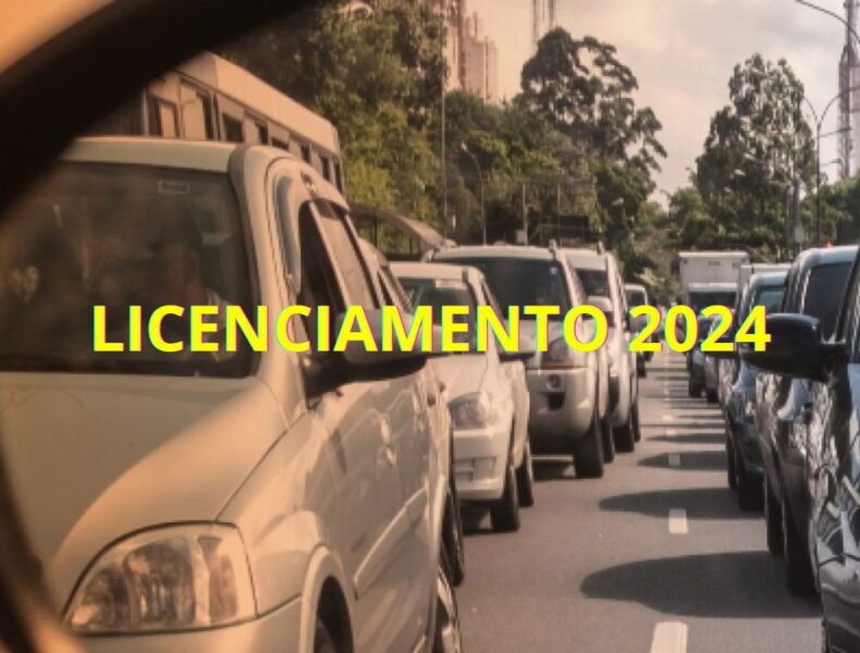 Trânsito com texto "LICENCIAMENTO 2024" refletido.